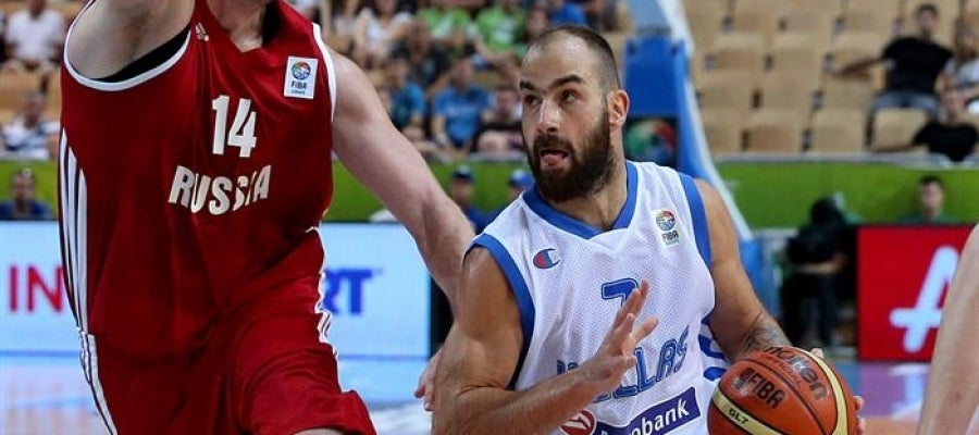 El jugador de Grecia Vassilis Spanoulis disputa un balón con Alexey Savrasenko de Rusia. El jugador de Grecia Vassilis Spanoulis disputa un balón con Alexey Savrasenko de Rusia.