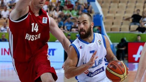 El jugador de Grecia Vassilis Spanoulis disputa un bal&oacute;n con Alexey Savrasenko de Rusia.
