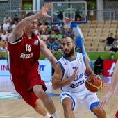 El jugador de Grecia Vassilis Spanoulis disputa un balón con Alexey Savrasenko de Rusia.