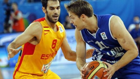 Calder&oacute;n defiende un ataque de Finlandia