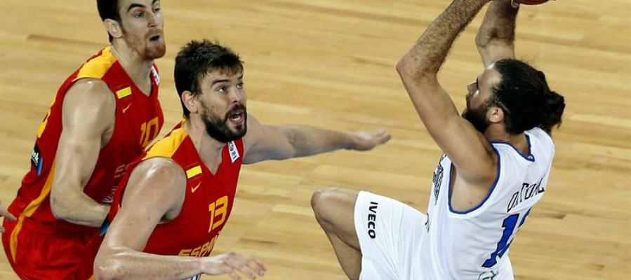 Luigi Datome tira ante la defensa de Marc Gasol y Víctor Claver Luigi Datome tira ante la defensa de Marc Gasol y Víctor Claver