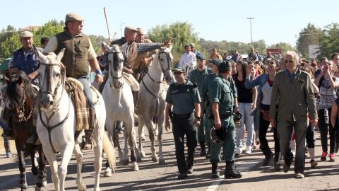 Algunos antitaurinos increpan a los caballistas al finalizar el Torneo del Toro de la Vega en Tordesillas 
