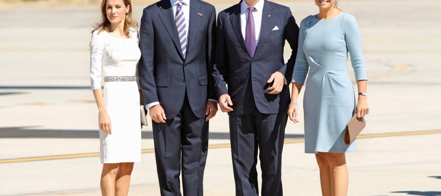 Don Felipe y Doña Letizia han acogido con los brazos abiertos a los Reyes de Holanda en el aeropuerto de Torrejón de Ardoz Don Felipe y Doña Letizia han acogido con los brazos abiertos a los Reyes de Holanda en el aeropuerto de Torrejón de Ardoz