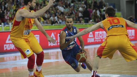 Tony Parker penetra a canasta durante el partido ante Espa&ntilde;a