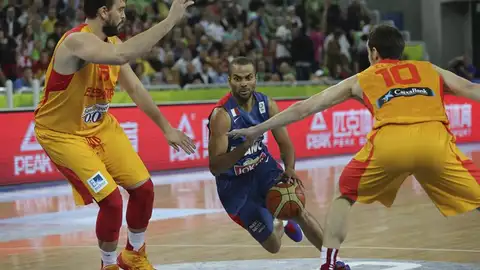 Tony Parker penetra a canasta durante el partido ante España Tony Parker penetra a canasta durante el partido ante España