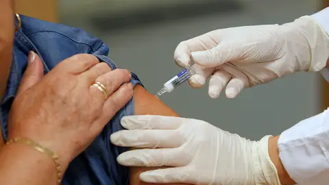 Una enfermera pone una vacuna. Una enfermera pone una vacuna.