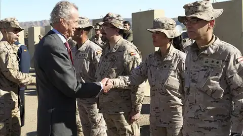 El ministro español de Defensa, Pedro Morenés, saluda a las tropas españolas en la base de Qala i Naw El ministro español de Defensa, Pedro Morenés, saluda a las tropas españolas en la base de Qala i Naw
