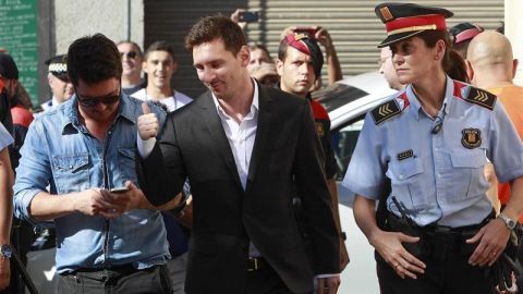 Leo Messi, escoltado a su llegada a los juzgados de Gav&aacute;