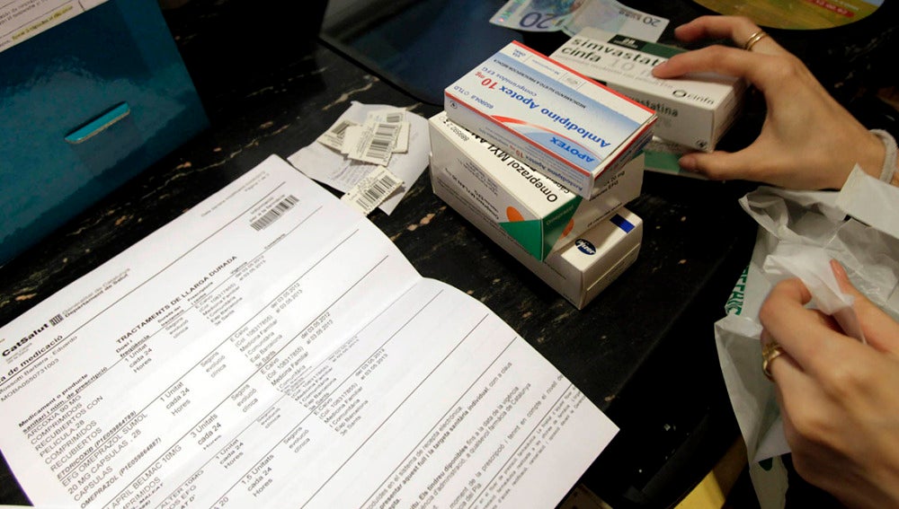 Una persona adquiere varios fármacos en una farmacia de Barcelona. EFE/Archivo
