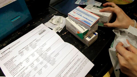 Una persona adquiere varios f&aacute;rmacos en una farmacia de Barcelona. EFE/Archivo