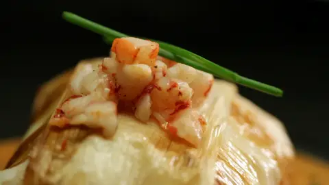 Merluza rellena de carabineros envuelta en puerro crujiente y salsa americana de carabineros Merluza rellena de carabineros envuelta en puerro crujiente y salsa americana de carabineros