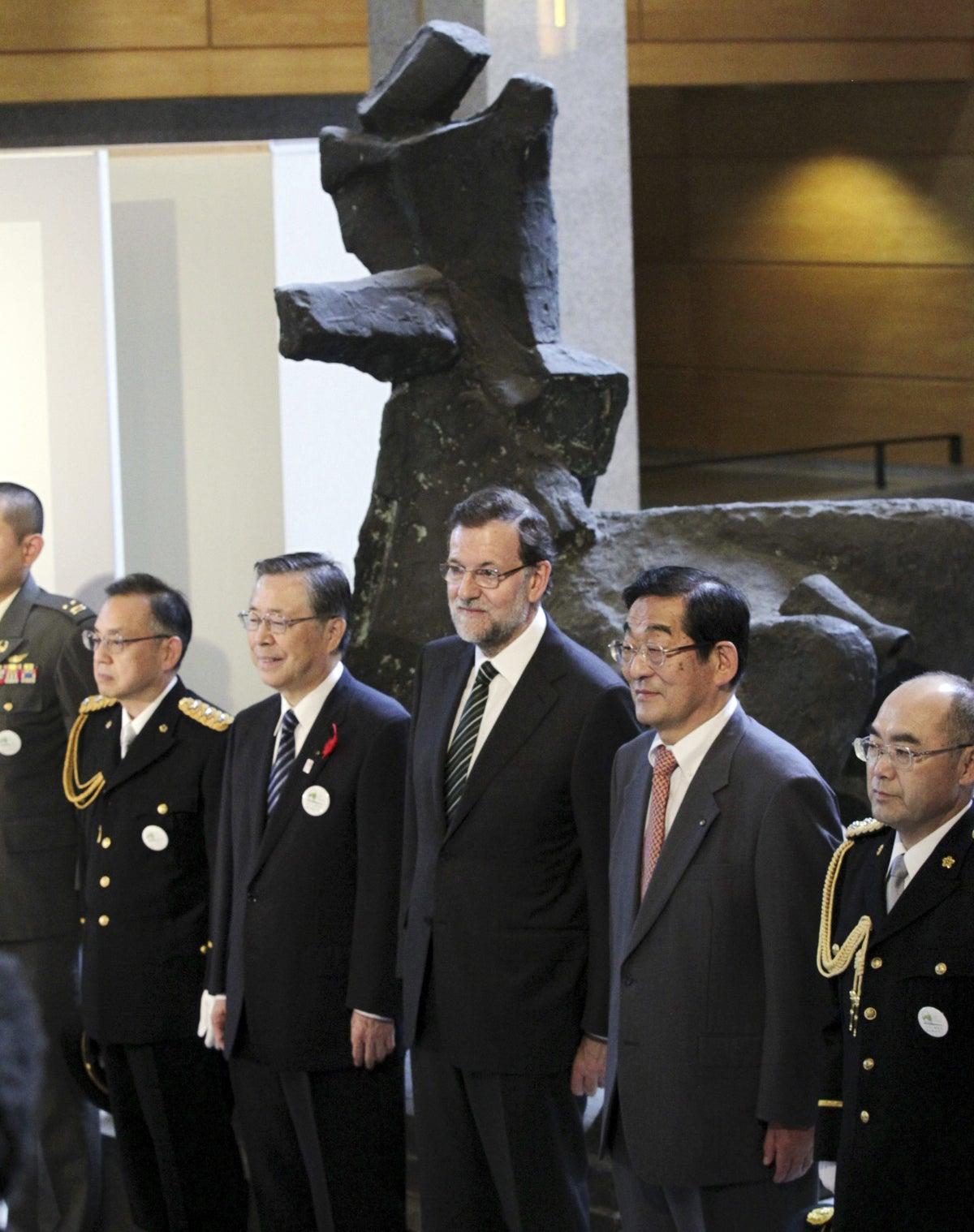 Con un par: "Rajoy ha insultado al emperador de Japón" Con un par: "Rajoy ha insultado al emperador de Japón"