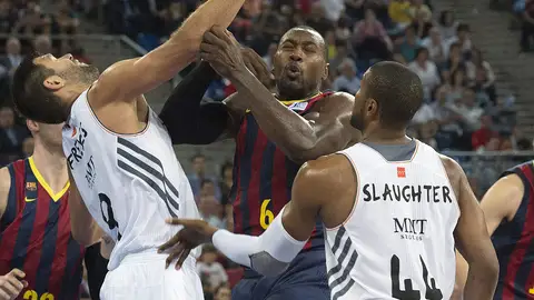 Los jugadores del Real Madrid y del Barcelona pelean un balón Los jugadores del Real Madrid y del Barcelona pelean un balón