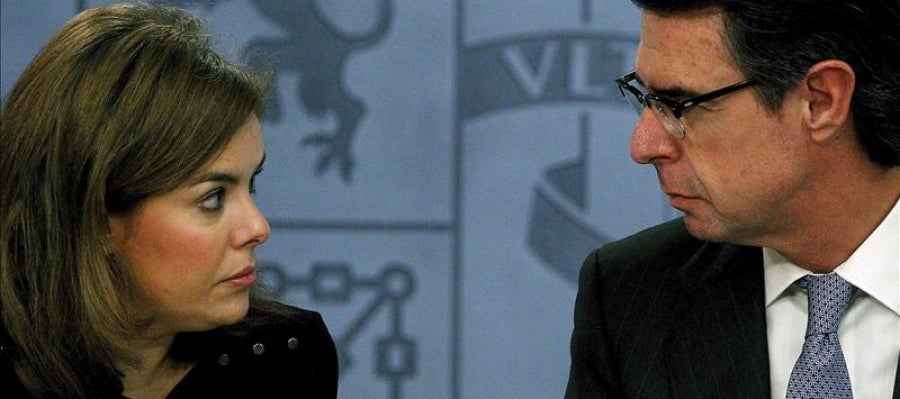La vicepresidenta del Gobierno, Soraya Sáenz de Santamaría y el ministro de Industria, Energía y Turismo, José Manuel Soria La vicepresidenta del Gobierno, Soraya Sáenz de Santamaría y el ministro de Industria, Energía y Turismo, José Manuel Soria
