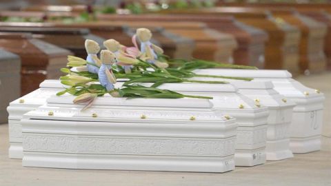 Ataudes de los ni&ntilde;os hallados muertos en Lampedusa