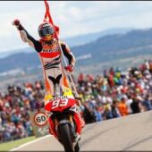 Márquez celebra la victoria en Motorland