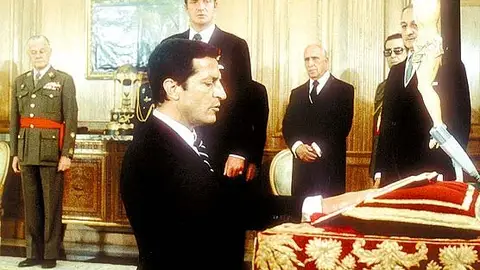 Adolfo Suárez jura el cargo Adolfo Suárez jura el cargo