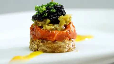 Pincho de sobrasada ibérica, encurtidos, huevas de mujol y salsa de yema y queso azul Pincho de sobrasada ibérica, encurtidos, huevas de mujol y salsa de yema y queso azul