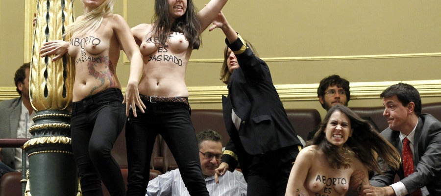Tres activistas de Femen irrumpen en el Congreso Tres activistas de Femen irrumpen en el Congreso