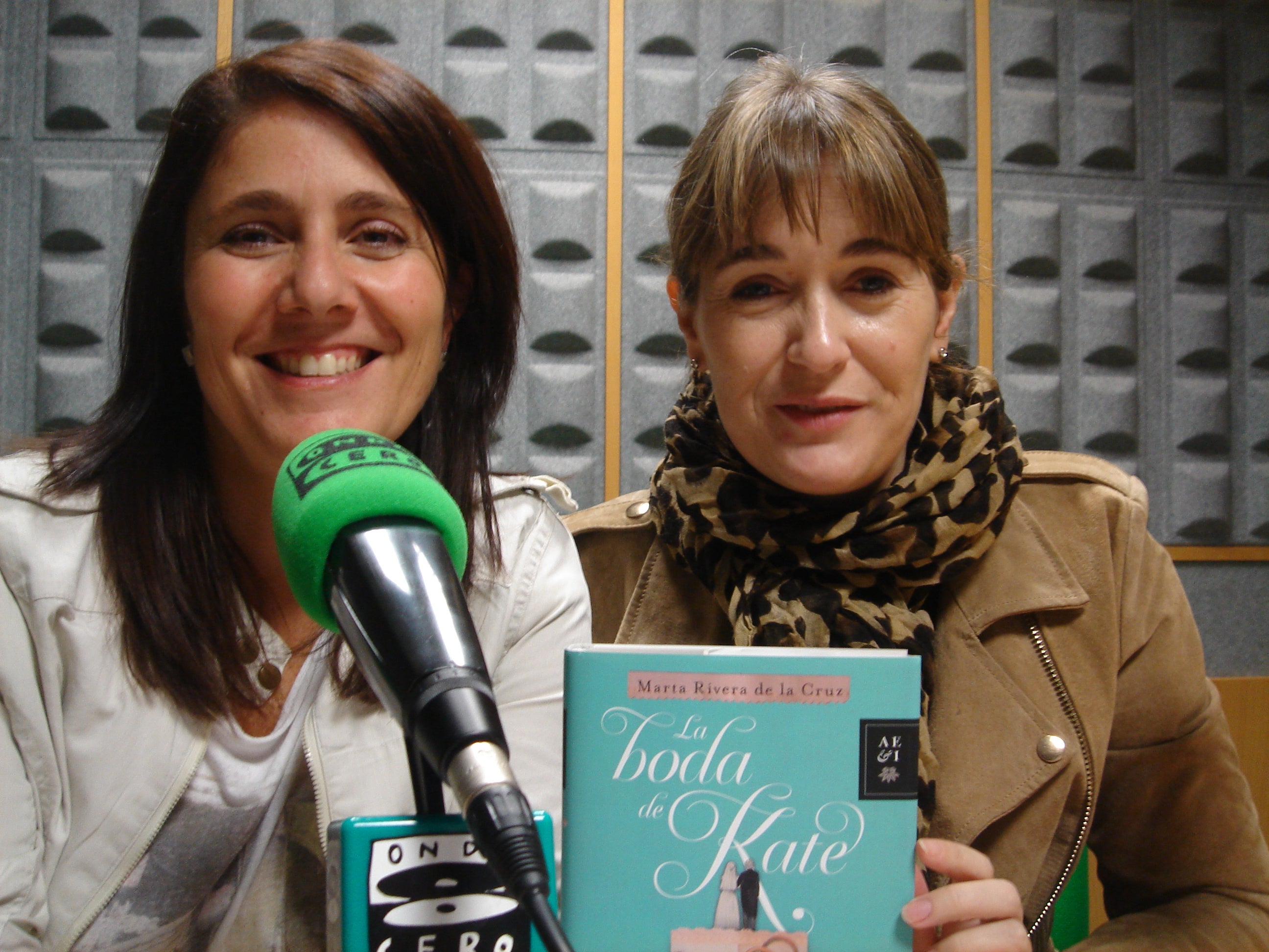 Pamplona en la Onda. Marta Rivera de la Cruz nos presenta su última novela "la boda de Kate", una historia llena de romanticismo, amistad e ilusión Pamplona en la Onda. Marta Rivera de la Cruz nos presenta su última novela "la boda de Kate", una historia llena de romanticismo, amistad e ilusión