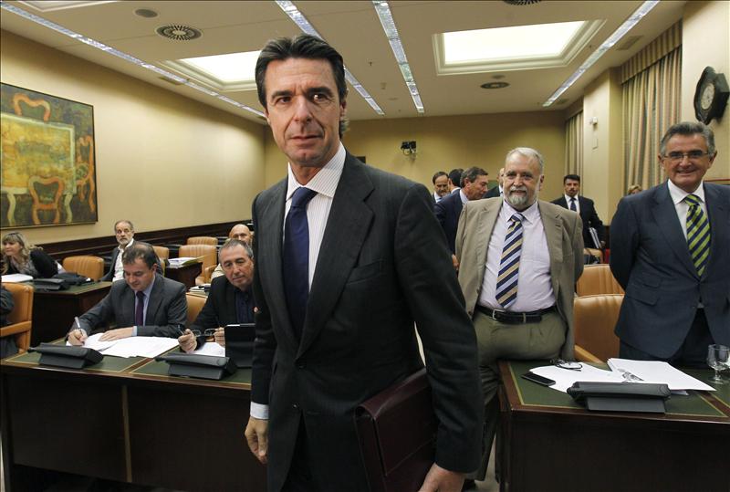 José Manuel Soria: "El nuevo sistema reduce los ingresos de las eléctricas, pero ganan los consumidores" José Manuel Soria: "El nuevo sistema reduce los ingresos de las eléctricas, pero ganan los consumidores"