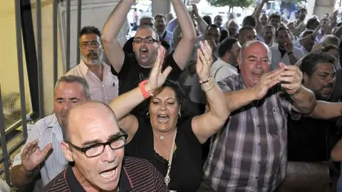 Un grupo de sindicalistas protestan a las puertas de los juzgados de Sevilla Un grupo de sindicalistas protestan a las puertas de los juzgados de Sevilla