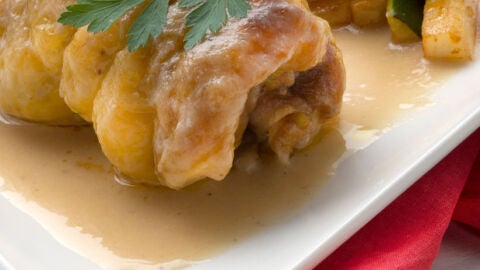 Muslos de pollo rellenos con calabac&iacute;n salteado