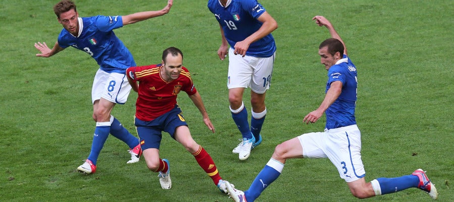 Iniesta rodeado de jugadores italianos Iniesta rodeado de jugadores italianos