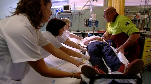 Una persona es atendida tras sufrir un ictus