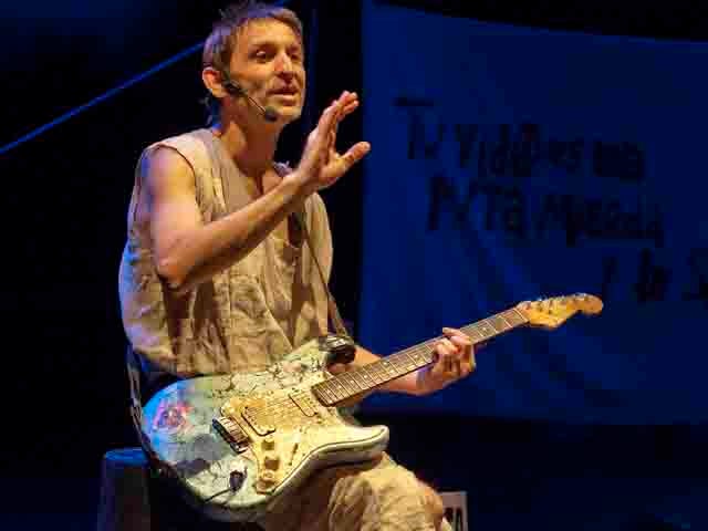 Albert Plá: el 'clown' que se pone serio cantándole a los dramas de la vida visita Cádiz Albert Plá: el 'clown' que se pone serio cantándole a los dramas de la vida visita Cádiz