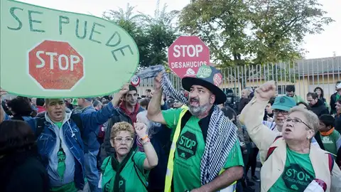 Algunas de las personas que se manifestaron en apoyo a las familias afectadas Algunas de las personas que se manifestaron en apoyo a las familias afectadas