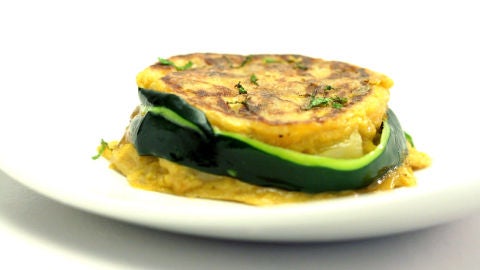 Tortilla de patatas con cebolla confitada en m&oacute;dena
