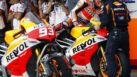 Marc Márquez tras ser descalificado en el GP de Australia Marc Márquez tras ser descalificado en el GP de Australia