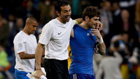 Casillas bromea con Buffon 