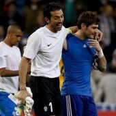 Casillas bromea con Buffon 