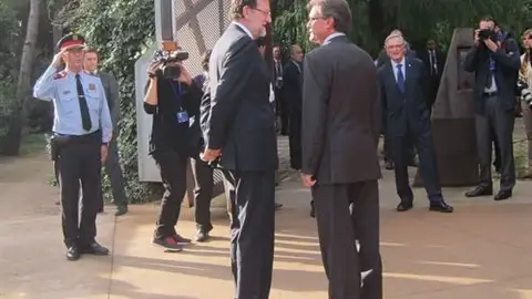 Rajoy y Mas se saludan sonrientes al inicio del Foro Económico del Mediterráneo Rajoy y Mas se saludan sonrientes al inicio del Foro Económico del Mediterráneo
