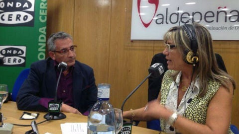 Jes&uacute;s Mart&iacute;n, alcalde de Valdepe&ntilde;as y Julia Otero