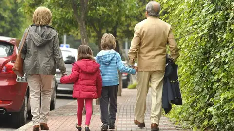 Unos abuelos acompañan a sus niestos al colegio. Unos abuelos acompañan a sus niestos al colegio.