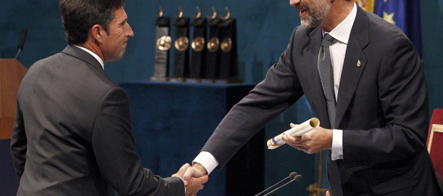 Olazábal recibe el Príncipe de Asturias de los Deportes de manos del Príncipe de Asturias Olazábal recibe el Príncipe de Asturias de los Deportes de manos del Príncipe de Asturias