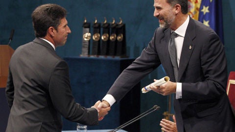 Olaz&aacute;bal recibe el Pr&iacute;ncipe de Asturias de los Deportes de manos del Pr&iacute;ncipe de Asturias