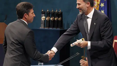 Olazábal recibe el Príncipe de Asturias de los Deportes de manos del Príncipe de Asturias Olazábal recibe el Príncipe de Asturias de los Deportes de manos del Príncipe de Asturias