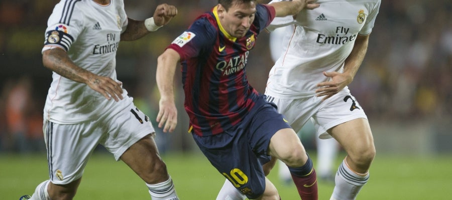 Messi pelea un balón ante Marcelo e Illarramendi Messi pelea un balón ante Marcelo e Illarramendi