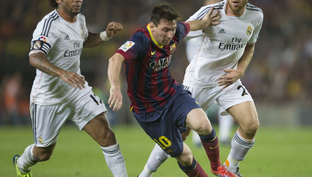 Messi pelea un balón ante Marcelo e Illarramendi