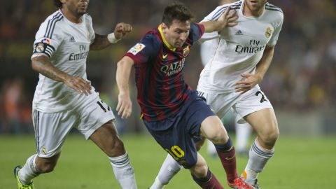 Messi pelea un bal&oacute;n ante Marcelo e Illarramendi
