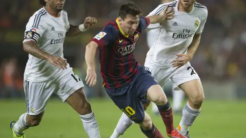 Messi pelea un balón ante Marcelo e Illarramendi Messi pelea un balón ante Marcelo e Illarramendi