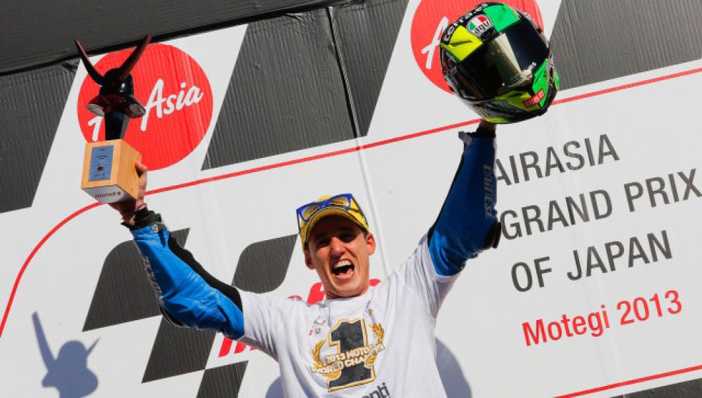 Pol Espargaró celebra el triunfo en el GP de Japçon que le proclama campeón del mundo de Moto 2