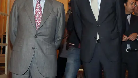 Luis de Guindos acompañado por el presidente del Eurogrupo, Jeroen Dijsselbloem Luis de Guindos acompañado por el presidente del Eurogrupo, Jeroen Dijsselbloem
