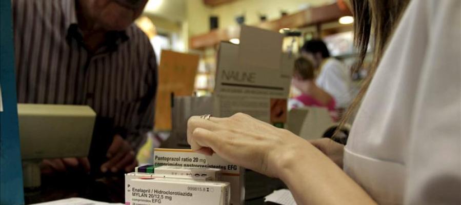 Un hombre adquiere varios medicamentos en una farmacia Un hombre adquiere varios medicamentos en una farmacia