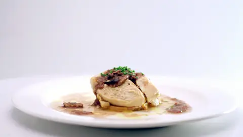 Suprema de pollo con patata chafada, foie gras y salsa de setas Suprema de pollo con patata chafada, foie gras y salsa de setas