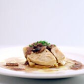 Suprema de pollo con patata chafada, foie gras y salsa de setas